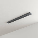 s.luce Velo Hängelampe mit 120 cm Schlitz-Baldachin in modernem Schwarz an der Decke montiert.