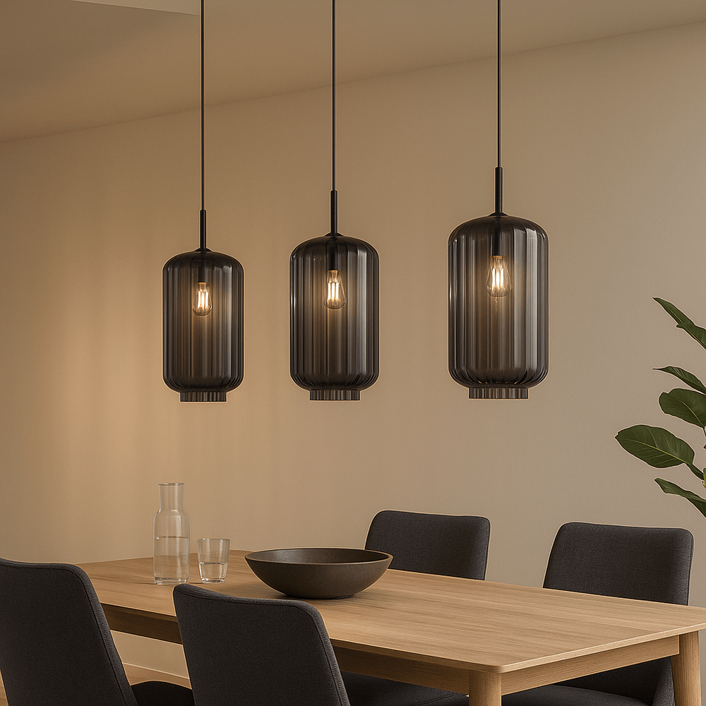 s.luce Velo Esstisch-Pendelleuchte 3-flammig 120cm Ø 18cm über einem Esstisch mit modernem Design.