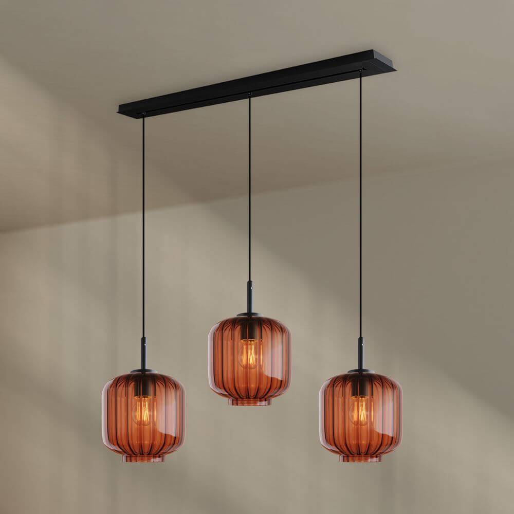 s.luce Velo 3-flammige Pendelleuchte mit orangefarbenen Glaskörpern und schwarzem Baldachin.