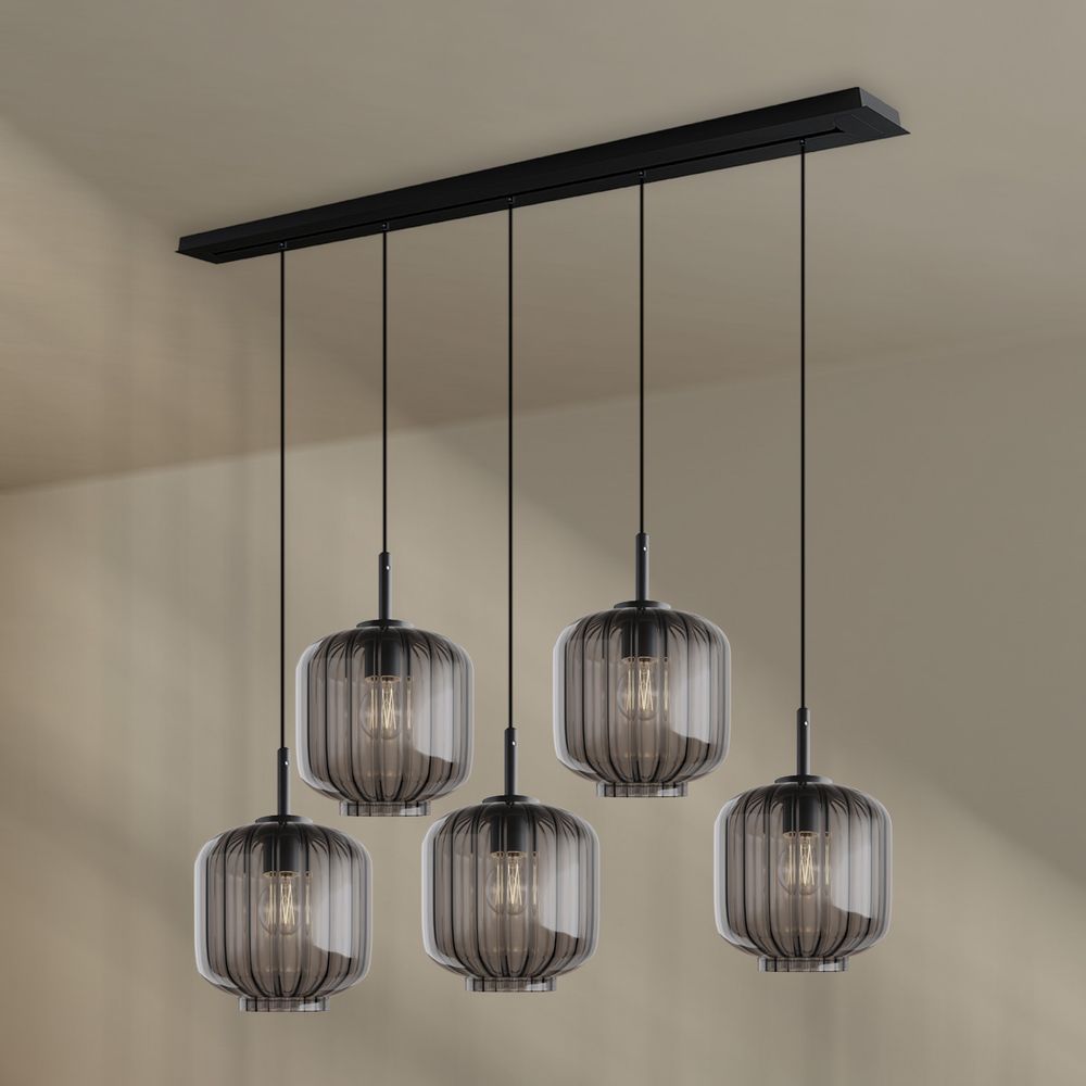 s.luce Velo Esstischlampe 5-flammig 160cm Baldachin Ø 20cm mit stilvollen Glasleuchten über einem Esstisch.