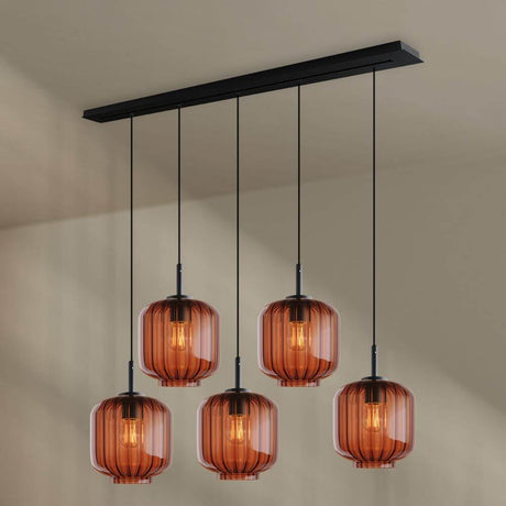 s.luce Velo Esstischlampe 5-flammig 160cm Baldachin Ø 20cm mit eleganten Glasleuchten über dem Esstisch.