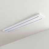 Moderne weiße Deckenleuchte mit schlankem Design und doppelter Lichtquelle für stilvolle Raumbeleuchtung.