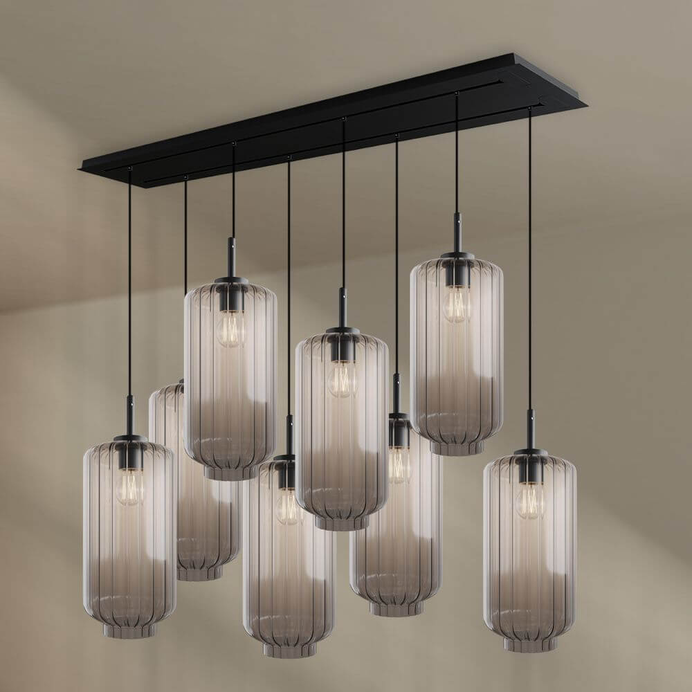 s.luce Velo Esstischlampe 8-flammig mit 2-reihigem Design und elegantem Glaskörper unter Metallbaldachin.