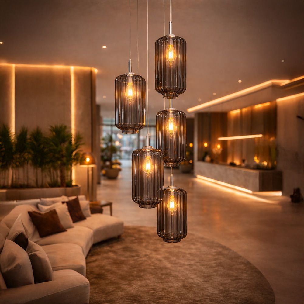 s.luce Velo Galerie Glas-Pendellampe Aufhängung 500cm Weiß in modernem Wohnraum mit eleganten Lichtakzenten.