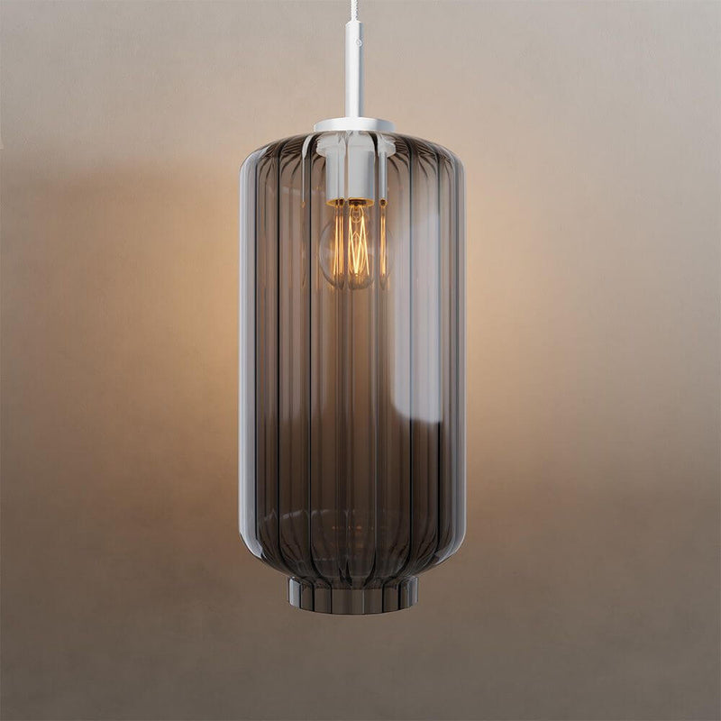 Elegante s.luce Velo Glas-Pendelleuchte in rauchigem Schwarz mit vertikalem Schliff und stilvollem Design.