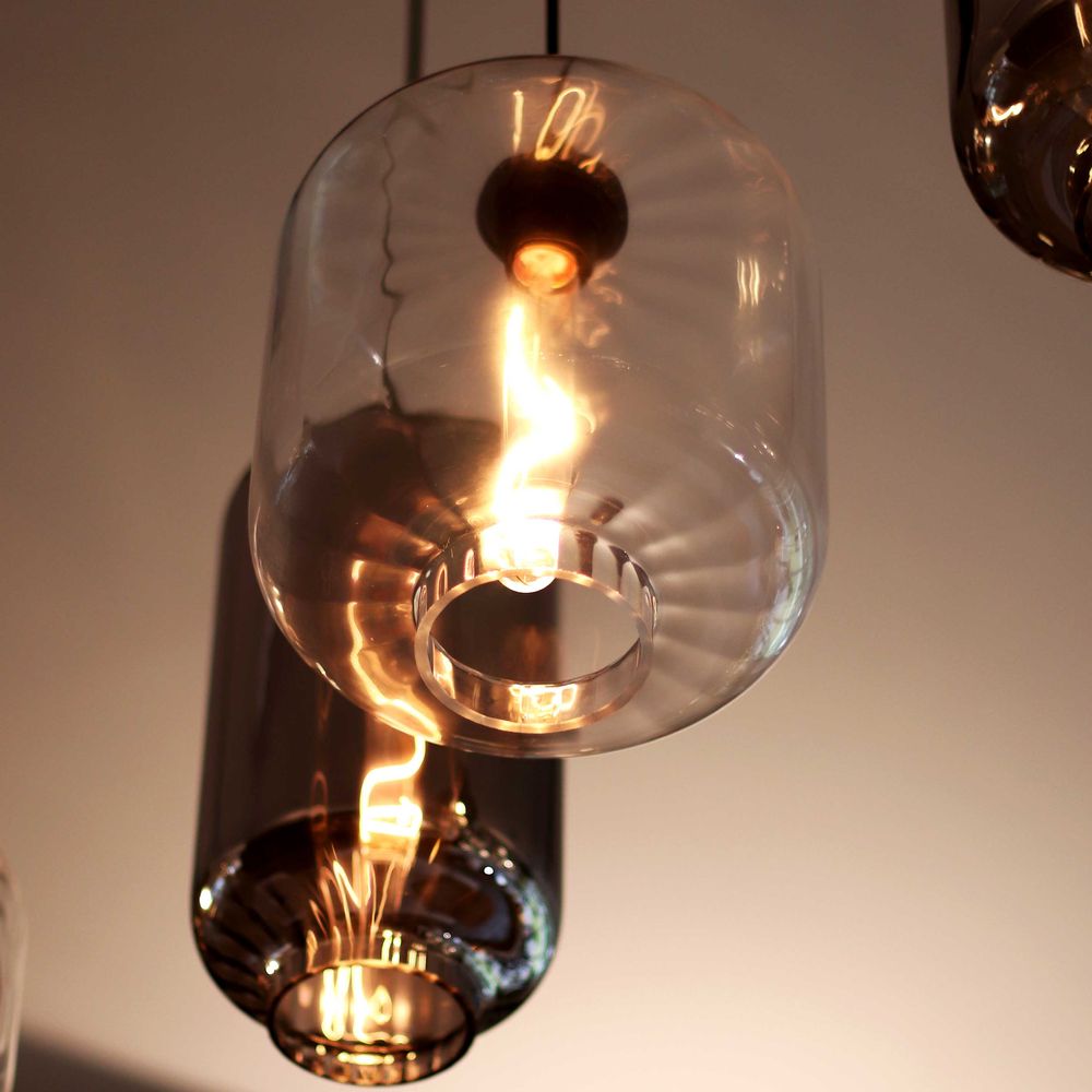s.luce Velo Galerielampe 5-flammig Ø 60cm Baldachin Ø 18/20/25cm mit eleganten Glaspendeln in Detailansicht.