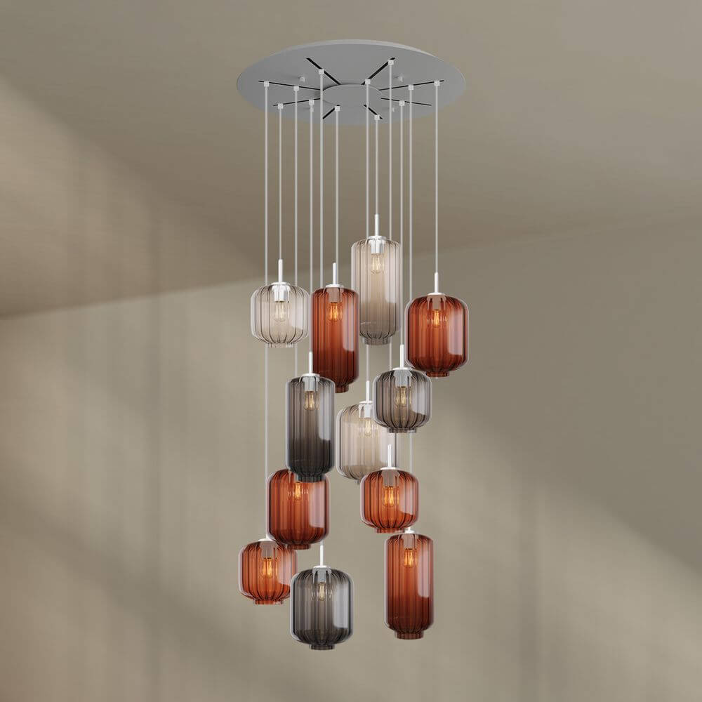 s.luce Velo Galerieleuchte mit 12 Pendelleuchten aus Glas in verschiedenen Farben an einem modernen Baldachin.
