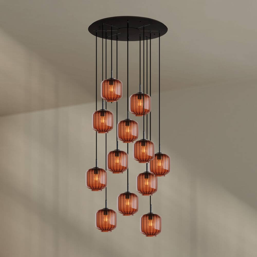 s.luce Velo 12-flammige Galerieleuchte mit eleganten Pendelleuchten in rötlichen Farben auf Baldachin.