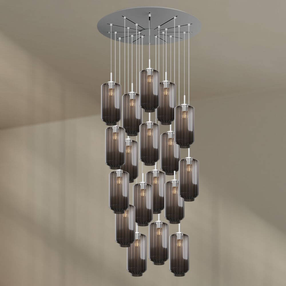 s.luce Velo 20-flammige Pendelleuchte mit eleganten Glaslamellen und harmonischer Lichtverteilung, Ø 120 cm.