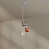 s.luce Velo 3-flammige Galerieleuchte mit mundgeblasenen Glasschirmchen in harmonischen Farben für stilvolle Akzente.