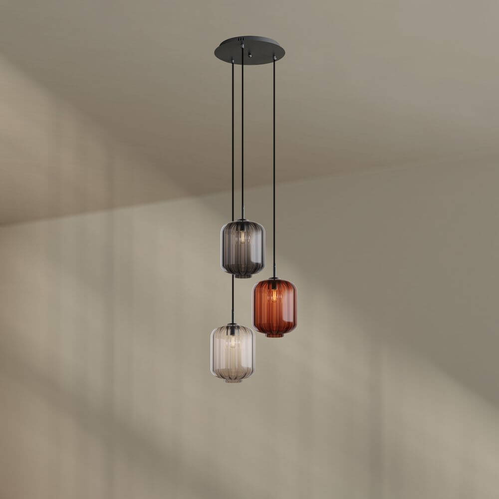 s.luce Velo 3-flammige Galerieleuchte mit mundgeblasenen Pendelleuchten in Braunglas und Grau, hängend an Baldachin.