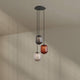 Alt Tag: s.luce Velo 3-flammige Galerielampe Ø 40cm Baldachin Ø 25cm – dreiflammige Hängeleuchte mit mundgeblasenen Glaspendeln in Grau, Amber und Klar
