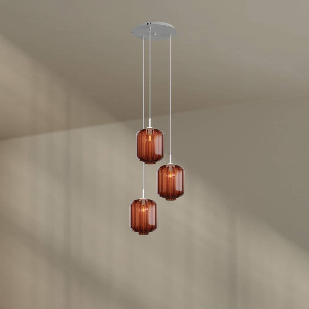 s.luce Velo 3-flammige Galerieleuchte mit braunen Glaspendelleuchten und weißem Baldachin.