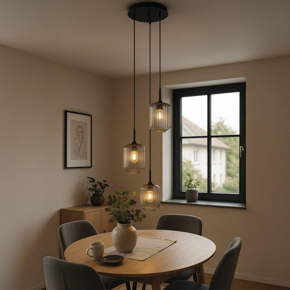 s.luce Velo 3-flammige Galerieleuchte in modernem Wohnbereich über einem Tisch.