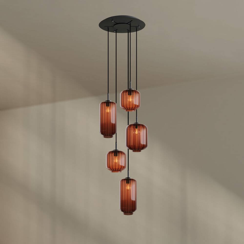 s.luce Velo 5-flammige Galerieleuchte mit eleganten Glaspendeln in einem modernen Wohnraum.