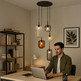 s.luce Velo 5-flammige Galerieleuchte in modernem Arbeitsbereich mit Glaspendeln und Holzregalen.