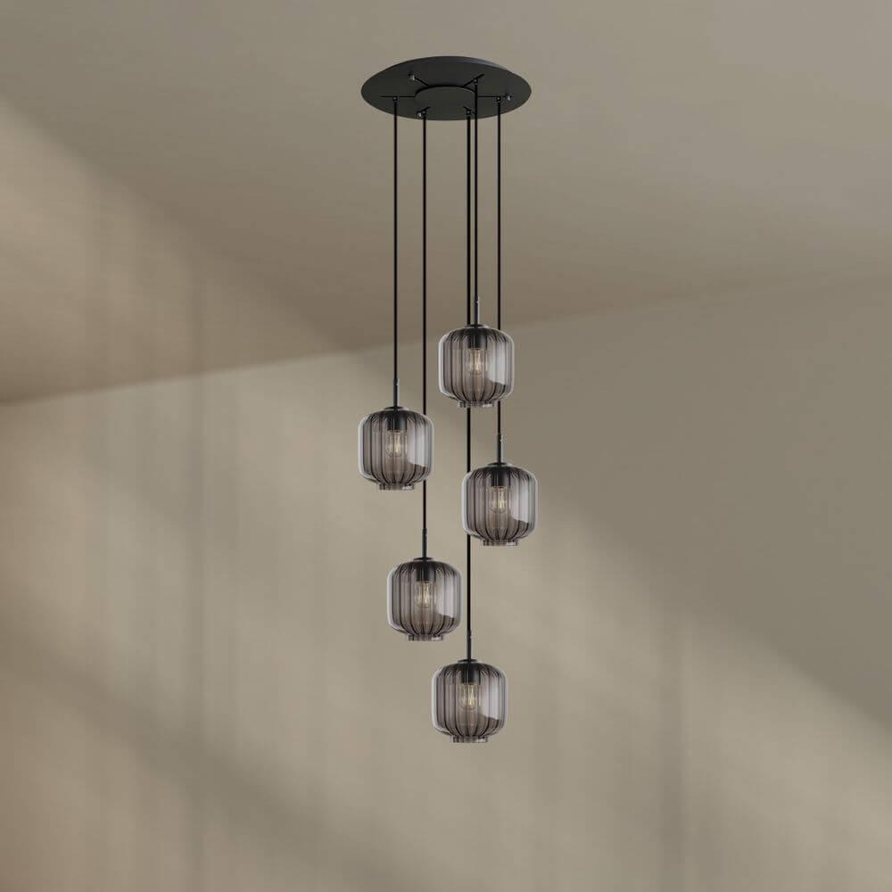 s.luce Velo 5-flammige Galerieleuchte mit edlen Glaspendeln, schwebend unter modernem Baldachin.