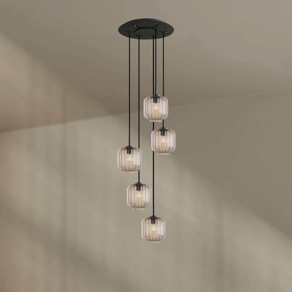 s.luce Velo 5-flammige Galerieleuchte mit fünf transparenten Pendeln und schwarzem Baldachin.