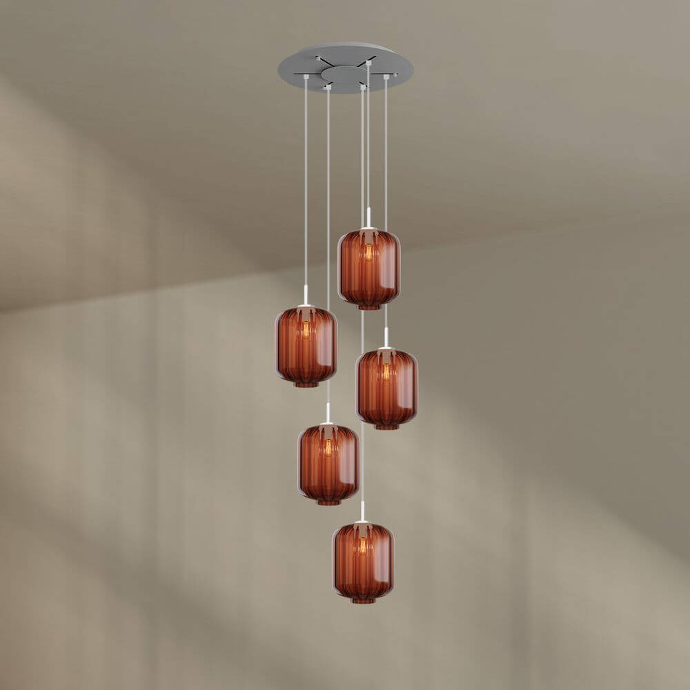 s.luce Velo 5-flammige Galerie-Hängelampe mit edlen Glaspendeln in Braun über einem modernen Raum.