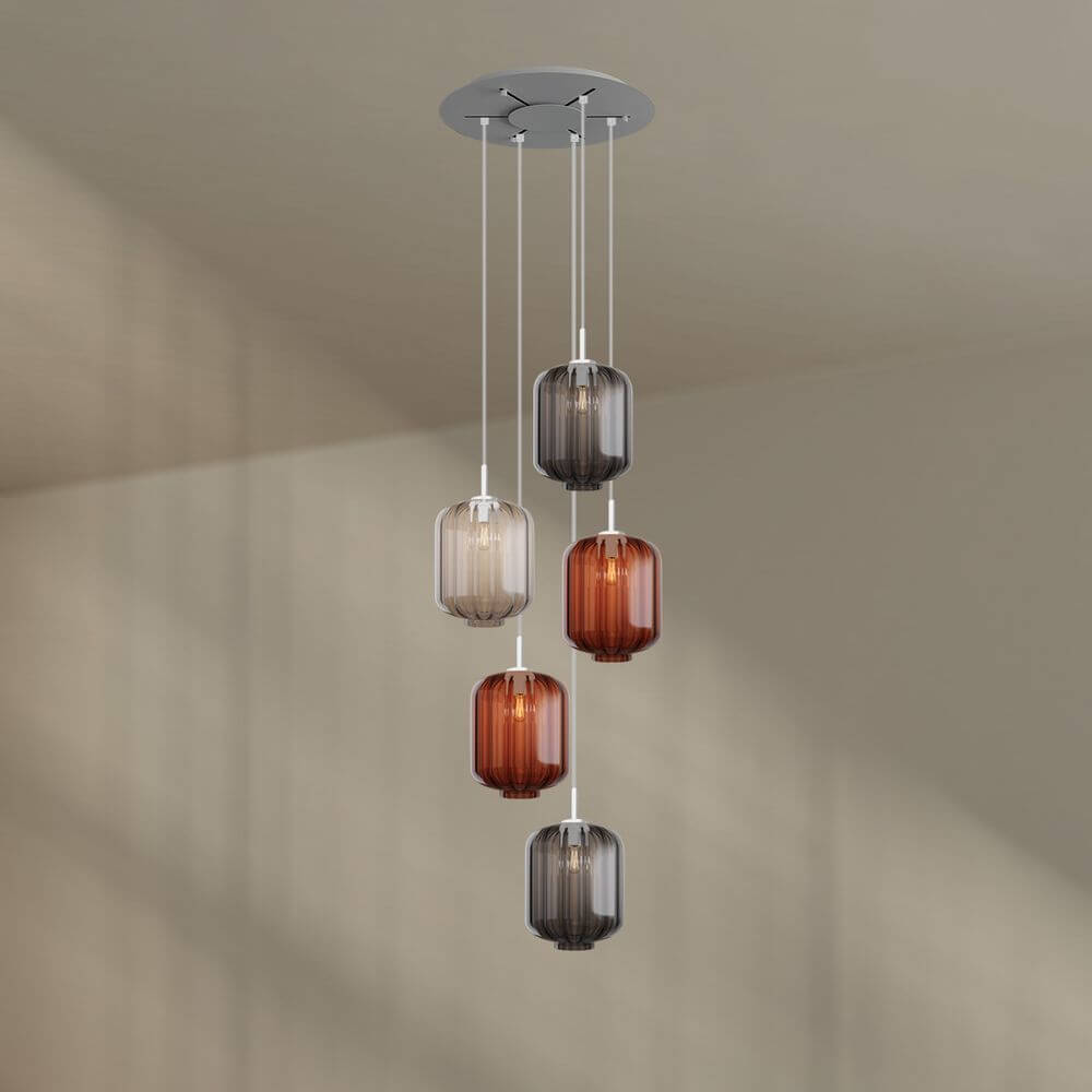 s.luce Velo 5-flammige Hängelampe mit fünf Glaspendel in verschiedenen Farben, ideal für moderne Wohnräume.