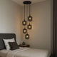 s.luce Velo Galerie-Hängelampe 5-flammig Ø 60cm Baldachin Ø 25cm in einem modernen Schlafzimmer.