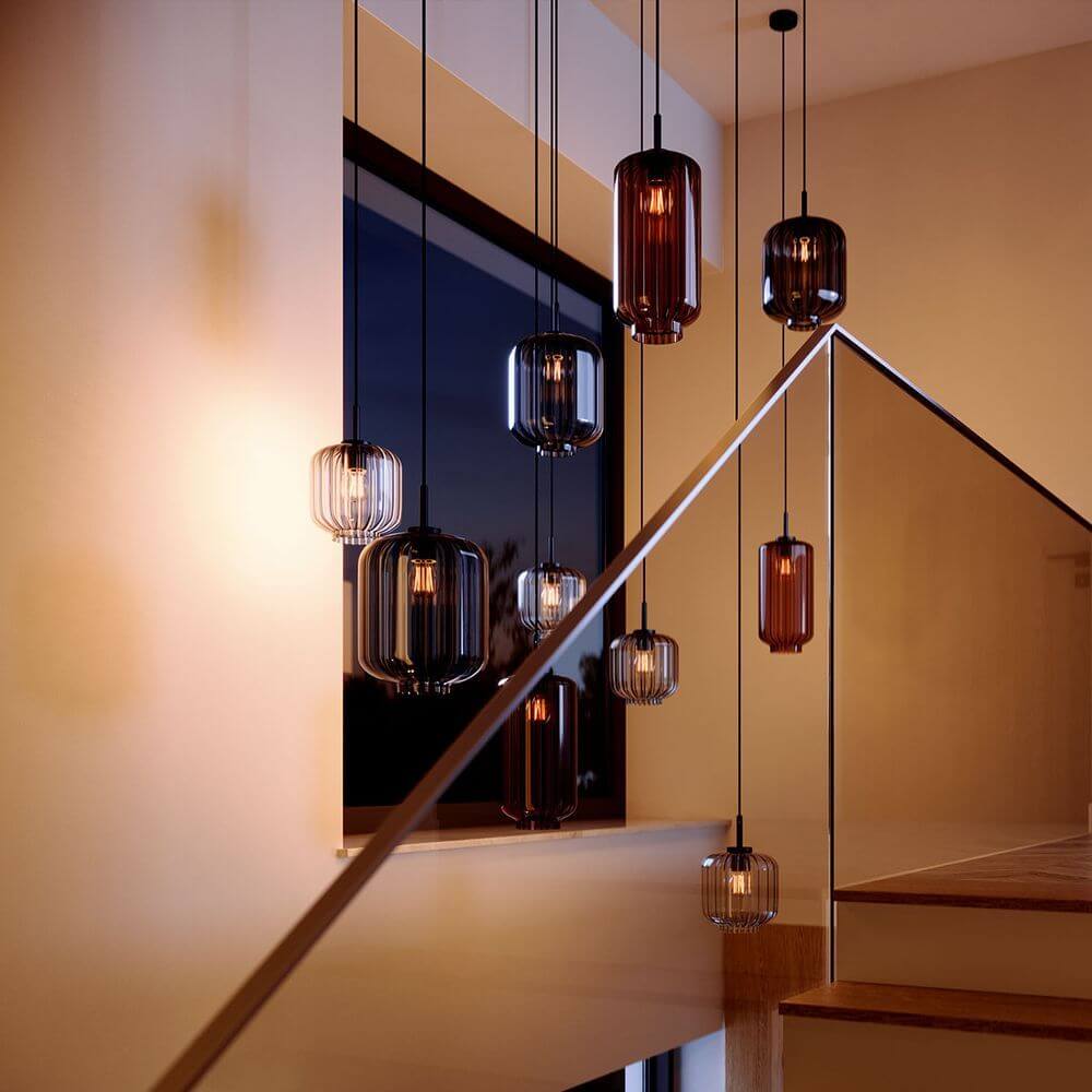 s.luce Velo 8-flammige Galerieleuchte, elegante Pendelleuchten an einer Treppe, stimmungsvolles Lichtdesign.