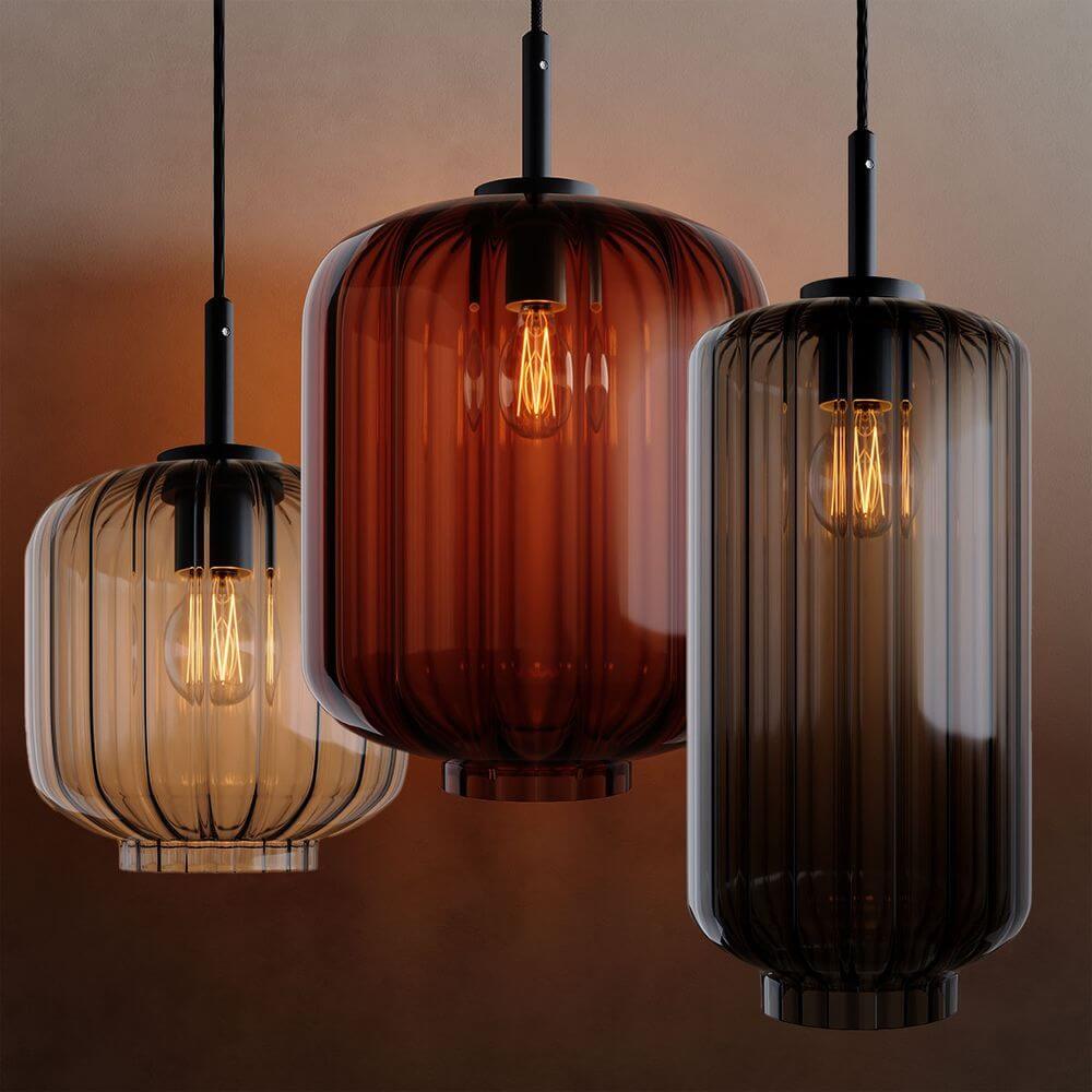 Drei stylische Pendelleuchten aus mundgeblasenem Glas in verschiedenen Farben, ideal für moderne Wohnräume.