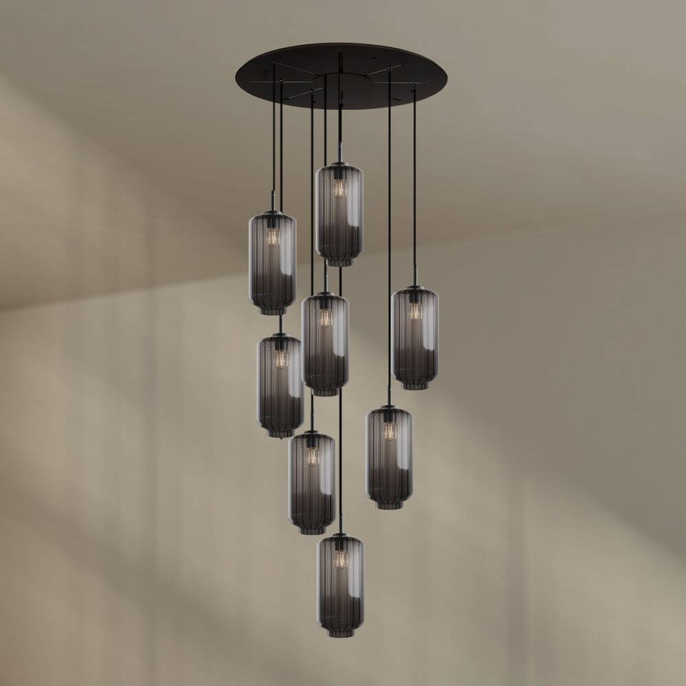 s.luce Velo 8-flammige Galerieleuchte mit stilvollem Design und mundgeblasenem Glas, ideal für hohe Räume.