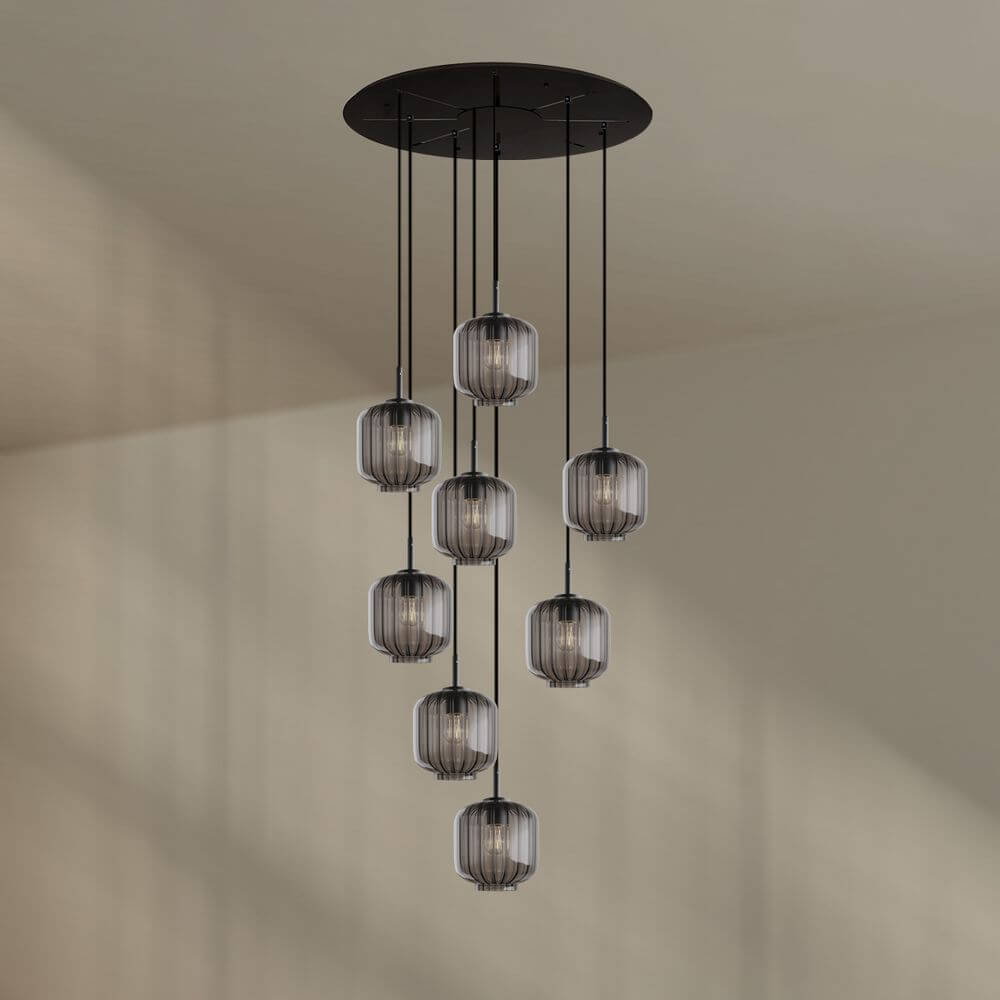 s.luce Velo 8-flammige Galerieleuchte mit mundgeblasenem Glas und schwarzem Baldachin, ideal für hohe Räume.