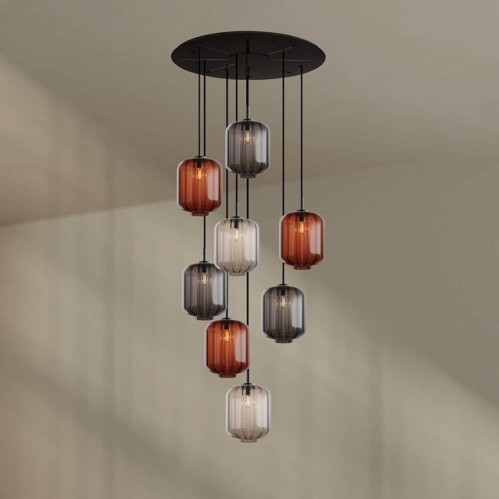 s.luce Velo 8-flammige Galerielampe mit bunten Glas-Pendelleuchten und Baldachin, ideal für hohe Räume.