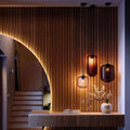 Moderne dekorative Leuchten beleuchten eine Holzwand in einem stilvollen interior design Raum.