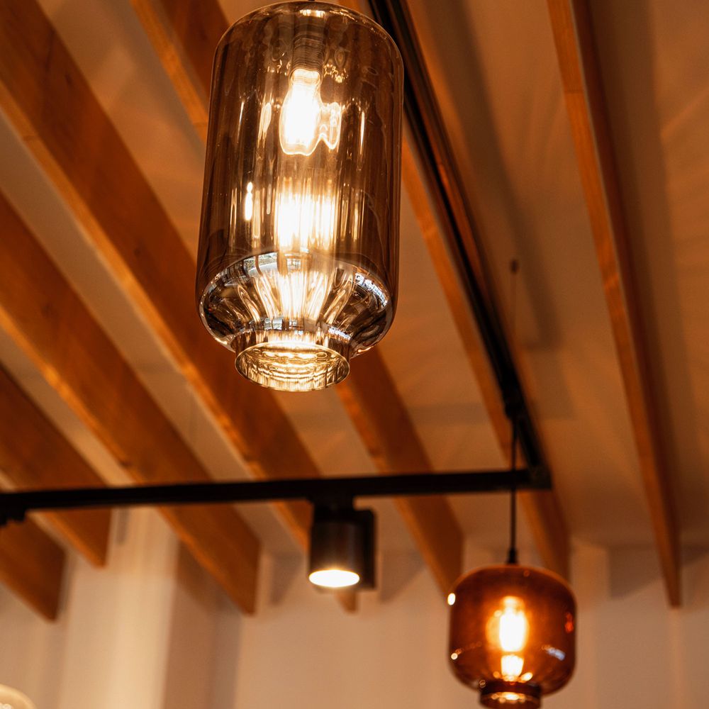 s.luce Velo Glas-Pendelleuchte Aufhängung 150cm Schwarz mit Glaslampenschirm in Rauch- und Cognacfarbe.