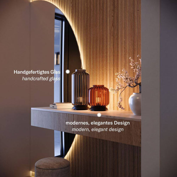 s.luce Velo Glas-Tischleuchte mit Schalter auf stilvoller Ablage mit handgefertigtem Glas und elegantem Design.