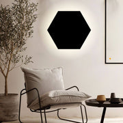 s.luce Hive indirekte LED væglampe i moderne stue med sekskantet form.