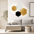 s.luce Hive indirekte LED Wandleuchte in verschiedenen Farben über einem modernen Sofa