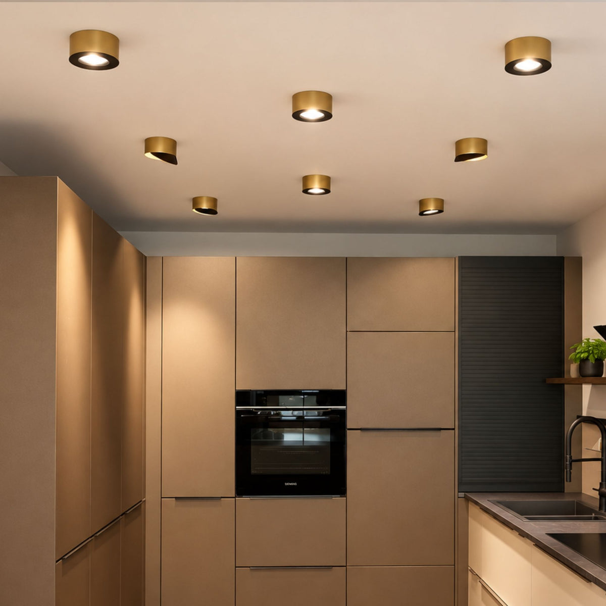 s.luce Santa Neo LED-Deckenstrahler schwenkbar & dimmbar in moderner Küche mit goldenen Deckenstrahlern