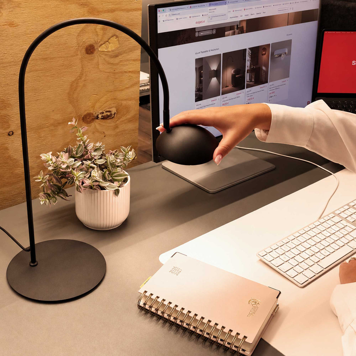 s.luce Santa Neo Tischlampe in Schwarz, moderne bogenförmige Tischleuchte für Schreibtisch und Wohnraum