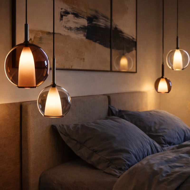Stilvolle Hängelampen über dem Bett in modernem Schlafzimmer mit warmem Licht