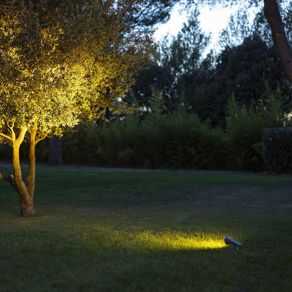 Les Jardins Solarstrahler Oje Grau beleuchtet Garten mit warmweißem Licht, Bodenleuchte auf Rasen