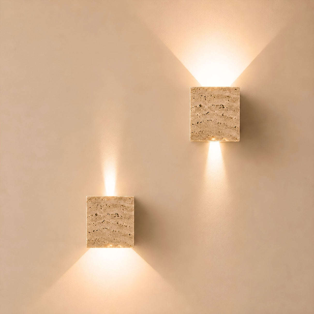 s.luce Travea LED Wandleuchte aus Travertin-Stein