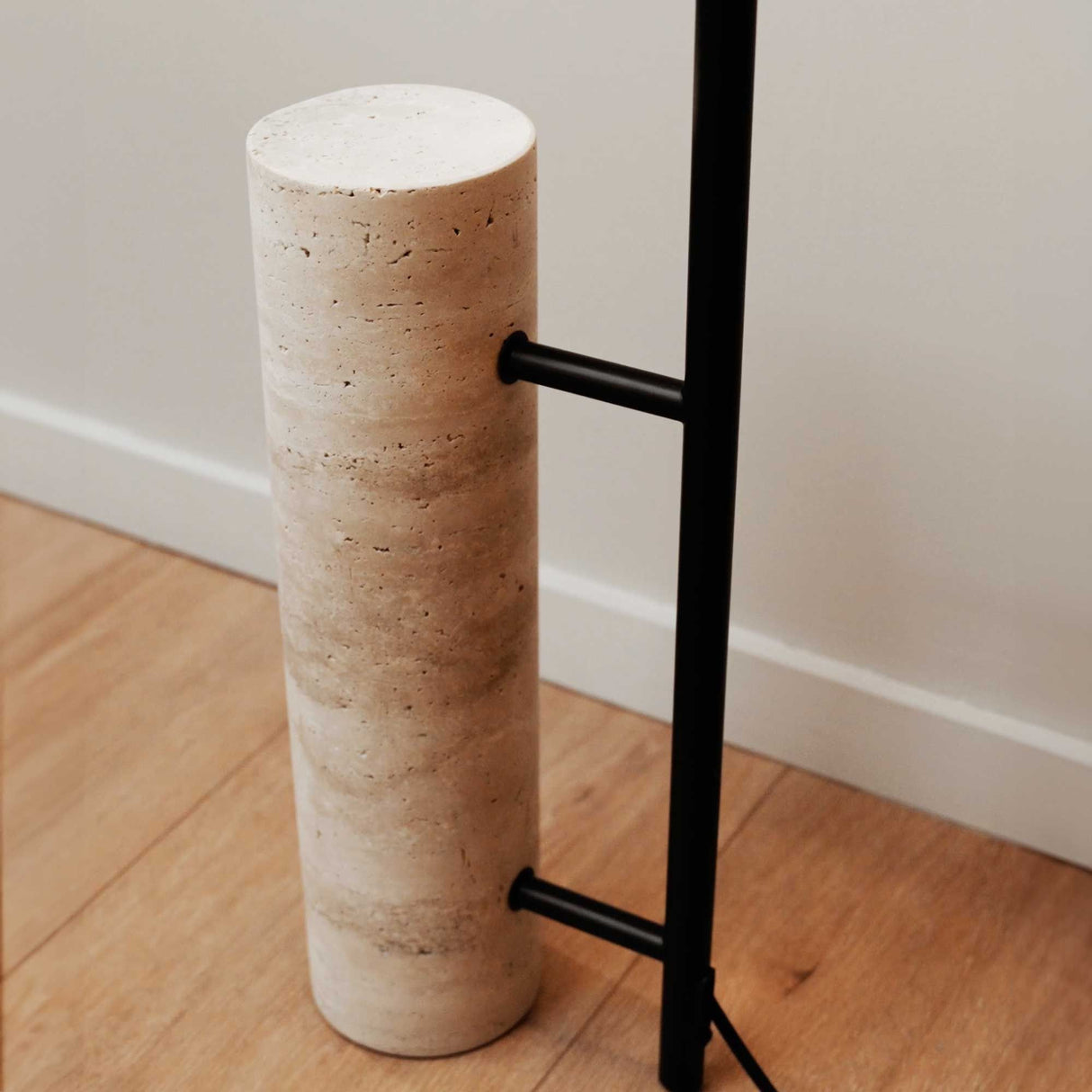 s.luce Velo gulvlampe i travertinsten 180 cm sort 