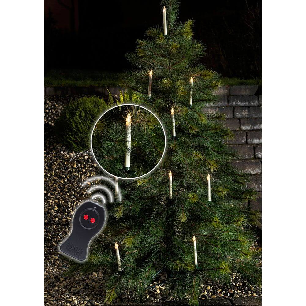 LED Baumbeleuchtung 10 Kerzen Fernbedienung Warmweiße batteriebetrieben IP44 an einem geschmückten Weihnachtsbaum.