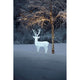 LED Acryl Rentier männlich 184 Kaltweiße Dioden IP44 vor winterlicher Kulisse mit Schnee.