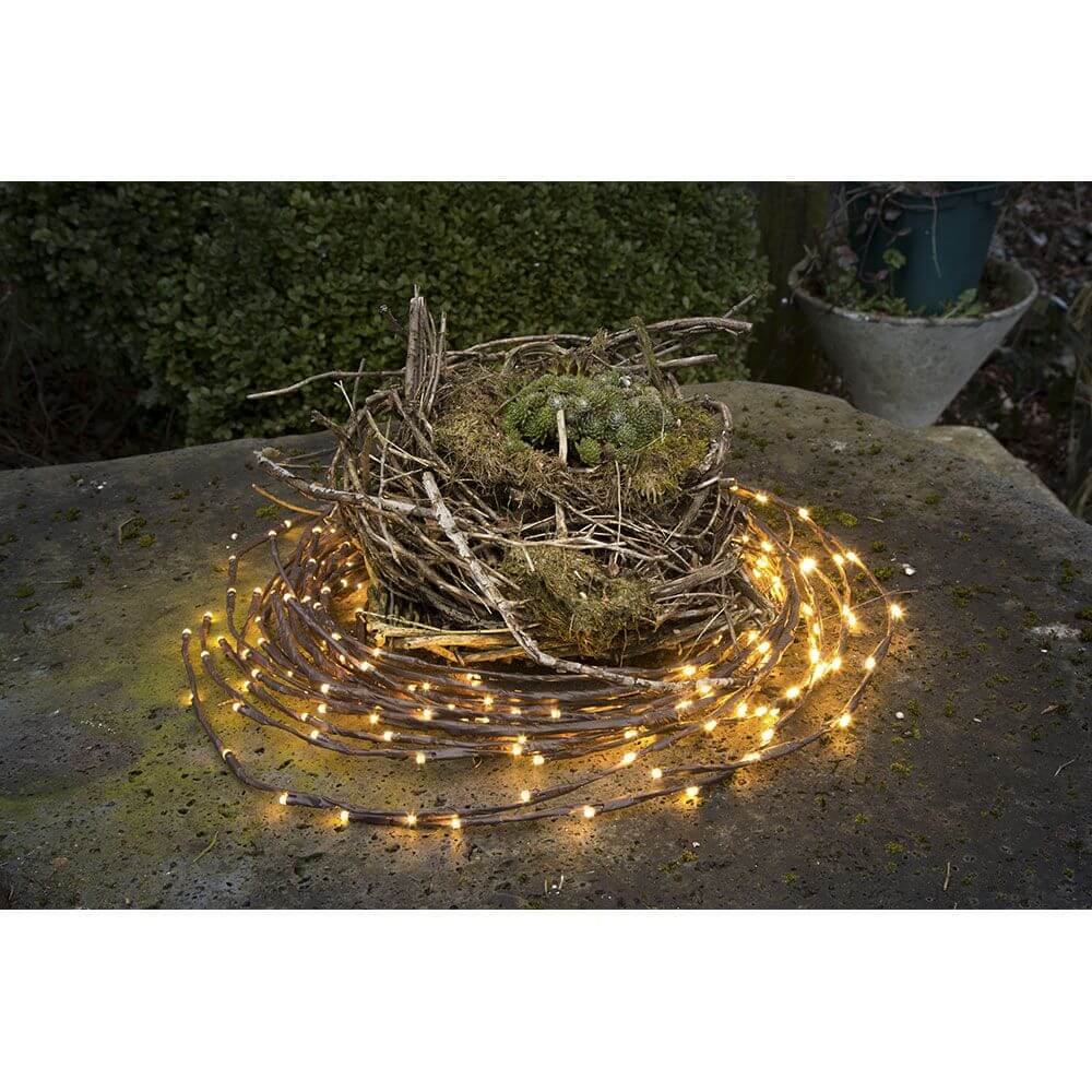 LED Dekoration variabel als Lichterkranz Lichtergirlande braun 240 Warmweiße Dioden IP44 um ein Nest gewickelt.