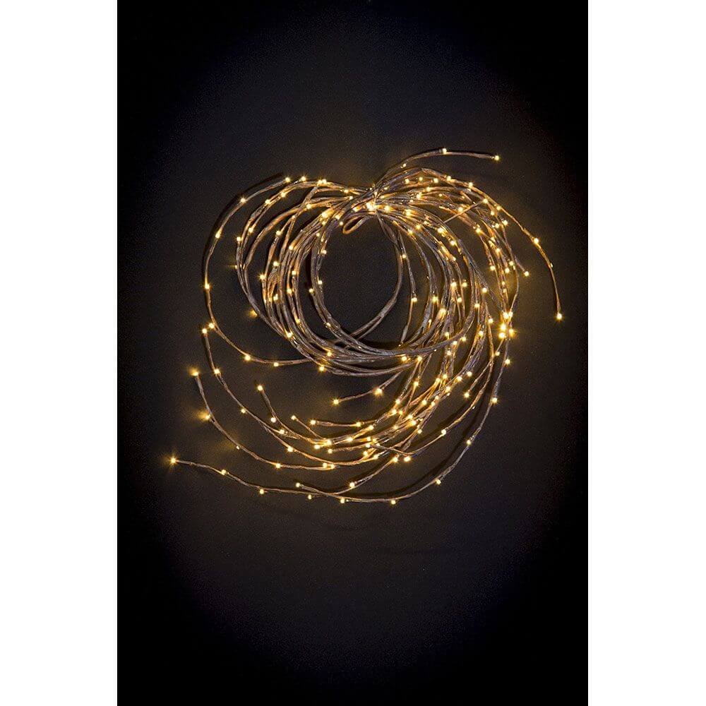 LED Dekoration variabel als Lichterkranz Lichtergirlande braun 240 Warmweiße Dioden IP44 auf schwarzem Hintergrund.