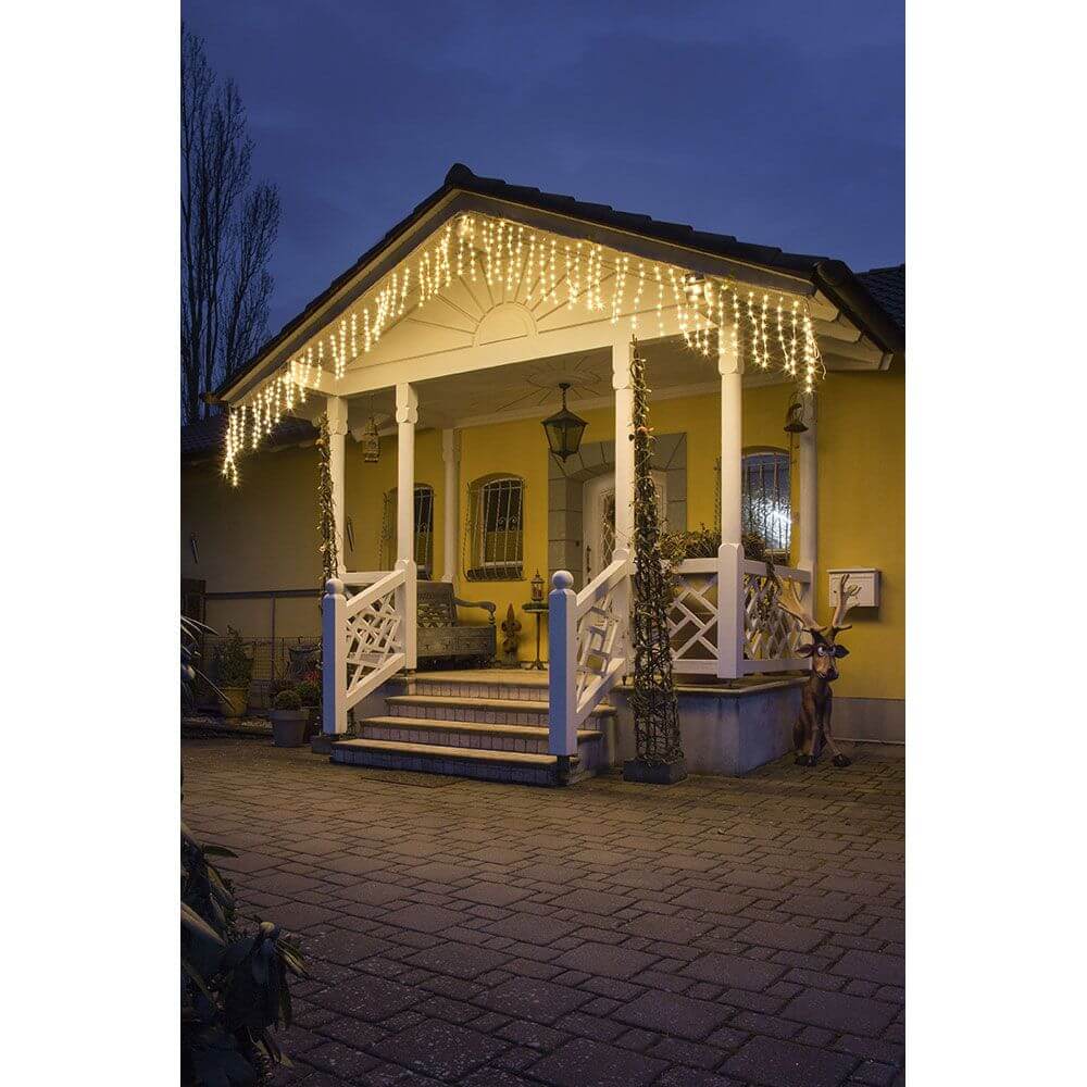 LED Dekoration variabel als Lichterkranz Lichtergirlande weiß 240 Warmweiße Dioden IP44 am Eingangsbereich eines Hauses.