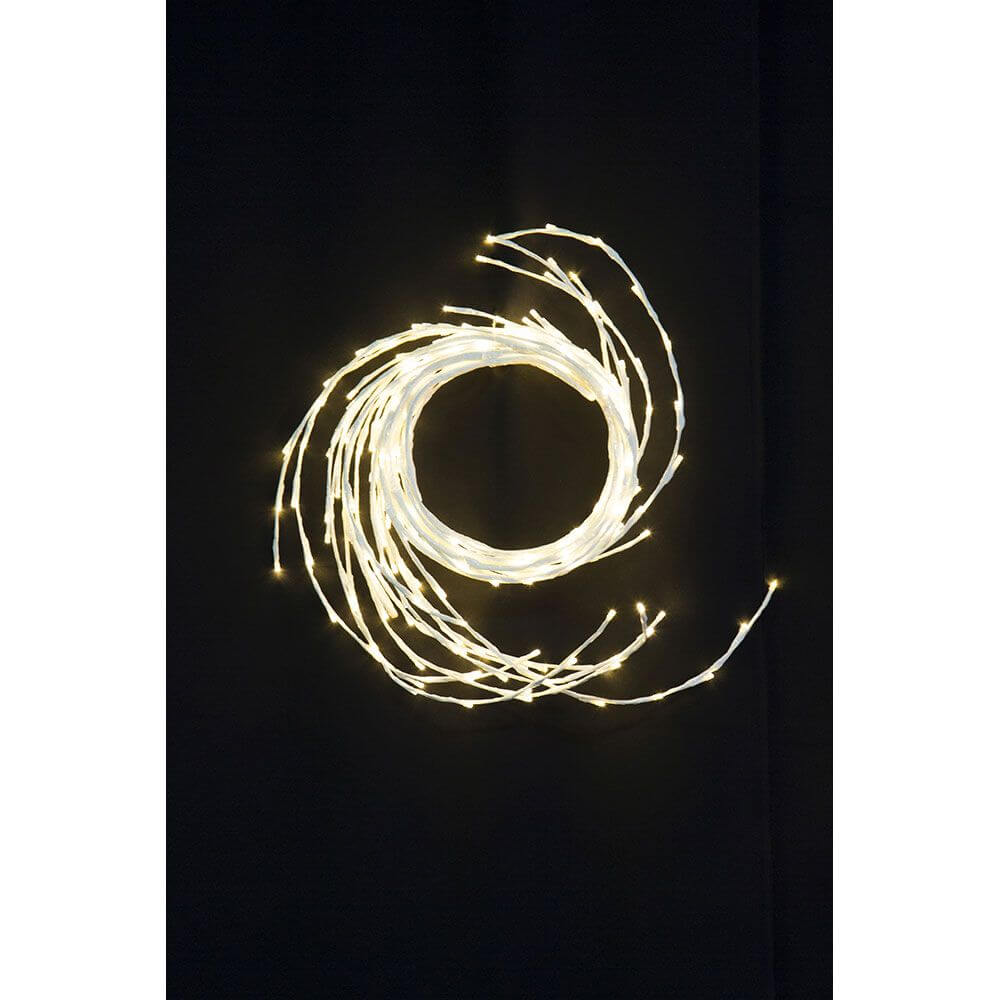 LED Dekoration variabel als Lichterkranz Lichtergirlande weiß 240 Warmweiße Dioden IP44 geschwungen auf schwarzem Hintergrund