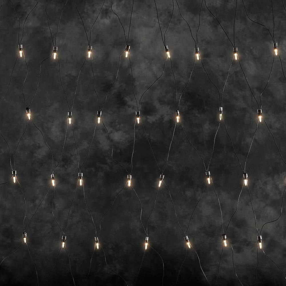 LED Lichternetz 160 Warmweiße Dioden IP44 auf dunklem Hintergrund mit leuchtenden Dioden.