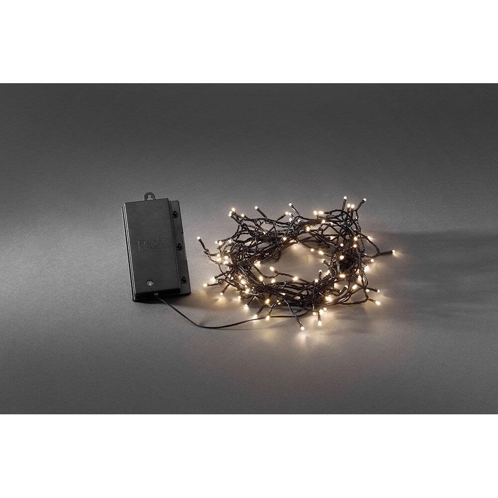 LED Lichterkette Lichtsensor Timer 240 Warmweiße Dioden batteriebetrieben IP44 auf schwarzem Hintergrund.