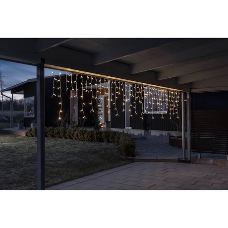 Maxi LED kompakt System Basis-Set: Eisregen Lichtervorhang 100 Warmweiße Dioden IP44 in winterlicher Außenansicht.